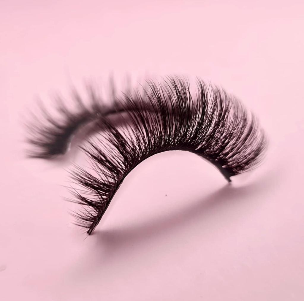 Expert Tips for Perfectly Applying False Eyelashes